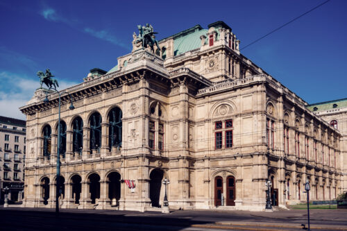 Großes Gebäude mit grünem Dach und der Wiener Staatsoper im Hintergrund