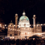 Die Karlskirche zur Zeit des Weihnachtsmarktes.