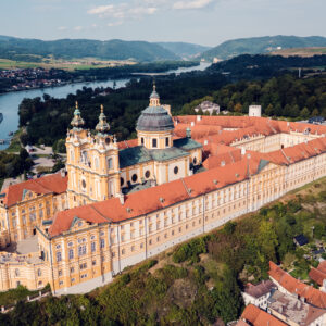 Abbazia di Melk sopra il Danubio nella valle della Wachau.