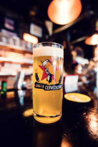 Bière artisanale servie au comptoir de la 1516 Brewing Company.