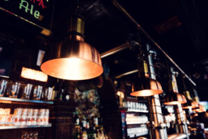 Lampes en cuivre de style industriel à la 1516 Brewing Company.