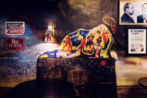 Fresque murale et décoration vintage à la 1516 Brewing Company.
