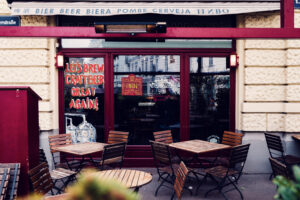 Slogan sur la vitrine de la 1516 Brewing Company avec terrasse.