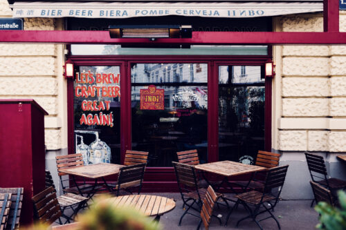 Slogan sur la vitrine de la 1516 Brewing Company avec terrasse.
