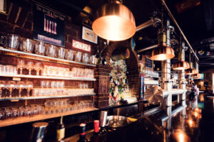 Comptoir avec verres et lampes en cuivre à la 1516 Brewing Company.
