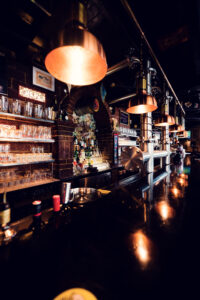 Vue rapprochée du comptoir de la 1516 Brewing Company.