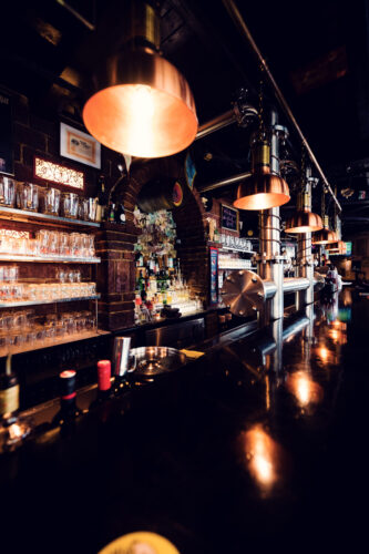 Vue rapprochée du comptoir de la 1516 Brewing Company.