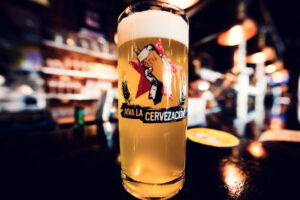 Verre de bière artisanale Viva La Cervezacion à la 1516 Brewing Company.