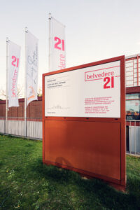 Insegna all'ingresso del Belvedere 21.