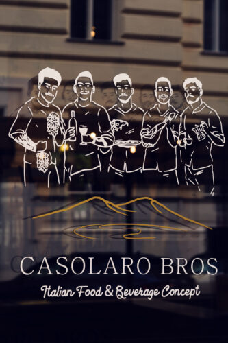 Ilustración en Casolaro Bros que representa a los hermanos detrás del concepto.