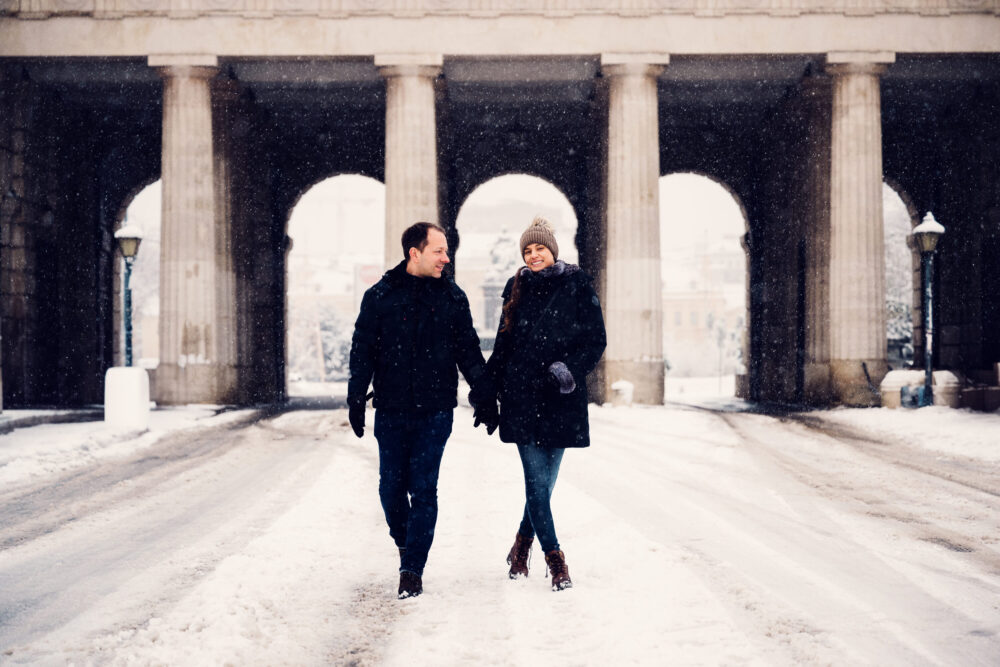 Portail de la Heldenplatz sous la neige avec Adriana et Mario profitant de l'atmosphère hivernale.