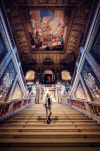 La escalera monumental del Museo de Historia del Arte de Viena, escenario perfecto para fotografías.