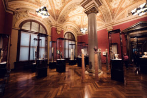 Interior de la Sala XXX con retablos tallados en el Museo de Historia del Arte de Viena.