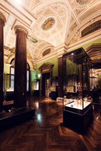 Obras de arte decorativas en la Sala XVII del Museo de Historia del Arte de Viena.