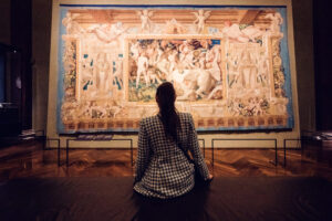 Pausa contemplativa frente a las obras de arte del Museo de Historia del Arte de Viena.