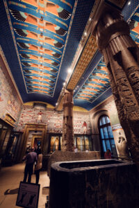 Columnas egipcias originales de seis metros de altura y elementos decorativos en la colección egipcia del Museo de Historia del Arte de Viena.