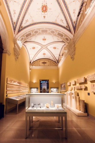 Sarcófagos y objetos funerarios en la colección egipcia del Museo de Historia del Arte de Viena.