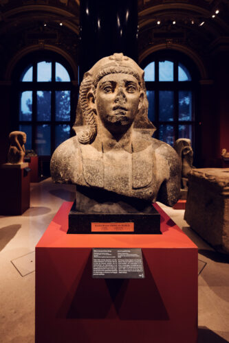 Busto de una estatua colosal de un joven rey en la Sala VIII de la colección egipcia del Museo de Historia del Arte de Viena.
