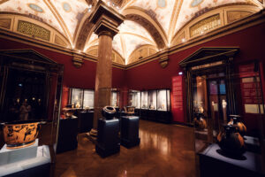 Jarrones griegos antiguos en la Sala XIV del Museo de Historia del Arte de Viena.