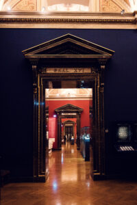 Entrada a la Sala XVI de la colección de antigüedades del Museo de Historia del Arte de Viena.