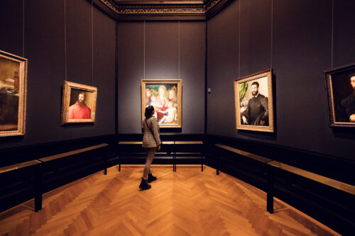 Obras maestras de los artistas florentinos Agnolo di Cosimo, conocido como Bronzino, y Francesco de' Rossi, conocido como Cecchino Salviati, en el Gabinete 8 del Museo de Historia del Arte de Viena.