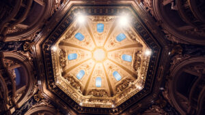 La arquitectura de la célebre Kuppelhalle del café-restaurante del Kunsthistorisches Museum.
