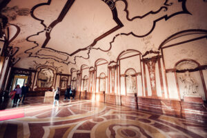 Eleganter Saal im Unteren Belvedere mit klassischen Proportionen und historischen Architekturdetails.