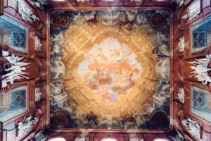 Vergoldete Decke im Unteren Belvedere mit barocken Fresken und ornamentalen Details.