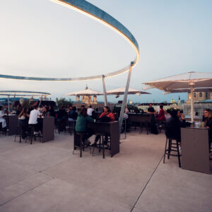 Terrasse de la MQ Libelle avec places assises en plein air et ambiance décontractée au MuseumsQuartier de Vienne.