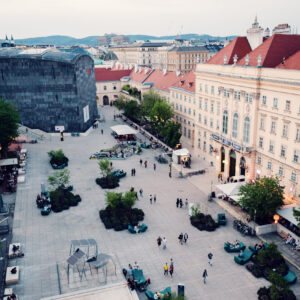 Blick von der MQ Libelle Terrasse auf das MuseumsQuartier Wien.