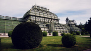 Side view of the Palm House with its three connected climate pavilions.