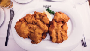 El famoso Wiener Schnitzel en Plachuttas Gasthaus zur Oper.