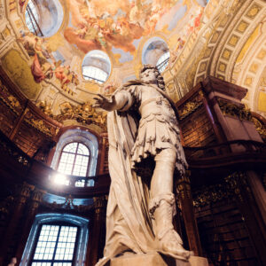 Statua di Carlo VI nel Prunksaal della Biblioteca Nazionale Austriaca.