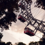 Ruota panoramica di Vienna (Wiener Riesenrad) con la sua storica struttura in acciaio all'ora dorata.