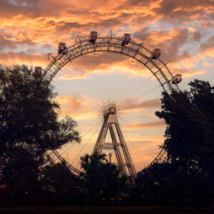 Luce dorata sulla sagoma della storica ruota panoramica del Prater (Wiener Riesenrad).