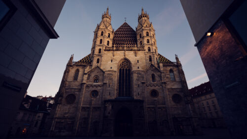 Morgenlicht, das die kunstvolle Steinfassade des Stephansdoms beleuchtet – perfekt für Architekturfotografie.