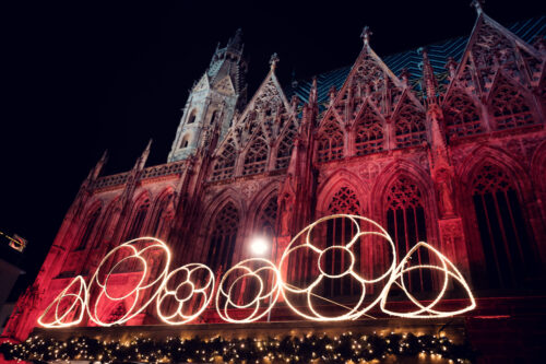 Toma nocturna de la Catedral de San Esteban, iluminada contra el cielo oscuro.