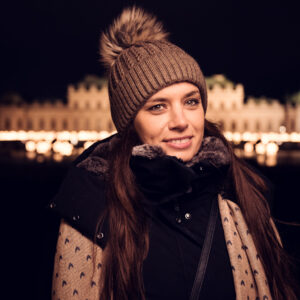 Adriana im Winter vor dem Schloss Belvedere.