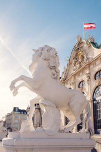 Escultura barroca de caballo en la entrada de El Belvedere.