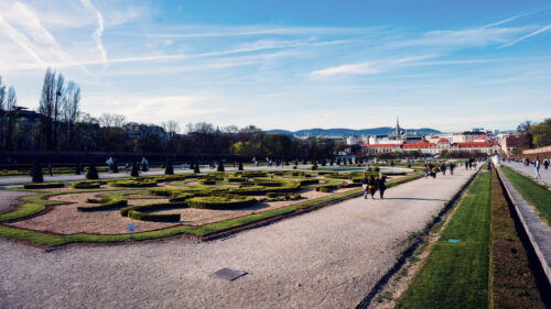 Vista desde los jardines de El Belvedere sobre el horizonte histórico de Viena.