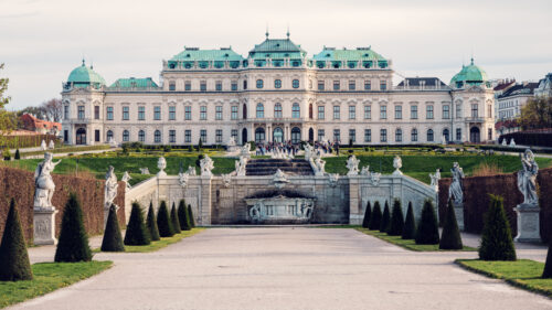 El Belvedere visto desde los jardines inferiores, destacando su posición elevada.