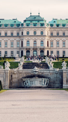 Vista enmarcada del Belvedere Superior a través de los arcos del jardín.