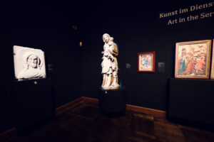 Galería de esculturas en El Belvedere, con elegantes obras de mármol.