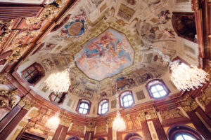 Frescos alegóricos en el techo de la Sala de Mármol de El Belvedere.