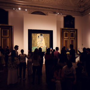 Der Kuss von Gustav Klimt in seinem festen Zuhause im Schloss Belvedere.
