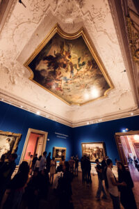 Exposición cuidadosamente dispuesta en El Belvedere, que permite contemplar las pinturas de cerca.