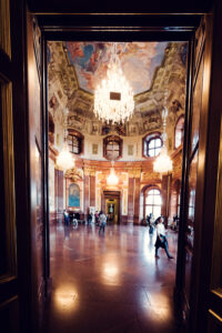 La Sala de Mármol de El Belvedere, donde los frescos se unen a la grandeza del mármol.