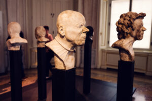 Colección de bustos históricos en El Belvedere.