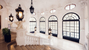 Gran escalera de El Belvedere con balaustrada barroca y frescos.