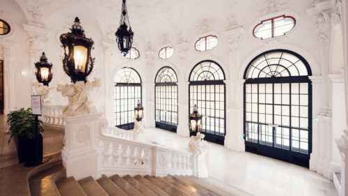 Gran escalera de El Belvedere con balaustrada barroca y frescos.